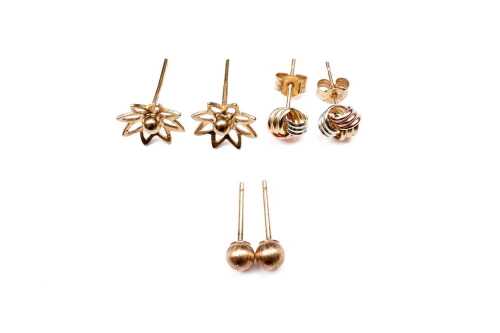 Three pairs of stud earrings in 9 carat gold