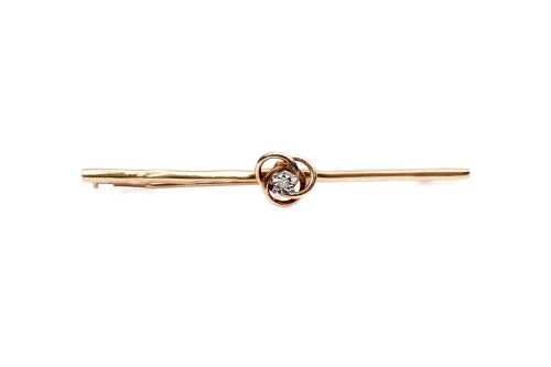 A diamond brooch in 9 carat yellow gold