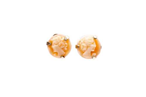 A pair of cameo earrings in 14 carat yellow gold