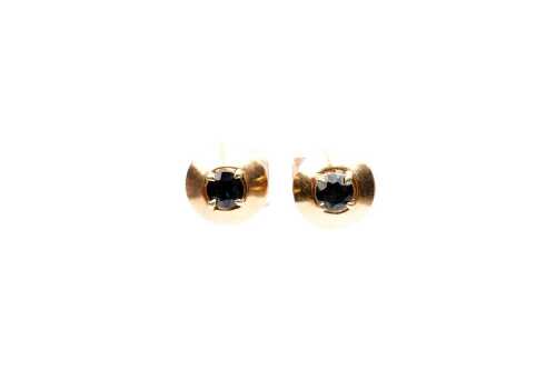A pair of sapphire stud earrings in 14 carat yellow gold