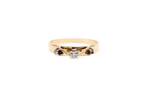 A diamond ring in 18 carat yellow gold