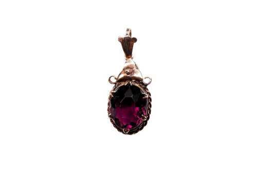A purple paste pendant in 9 carat rose gold