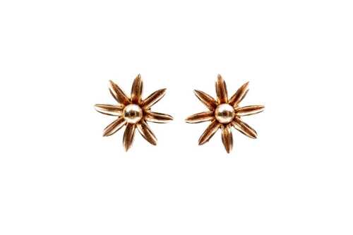 A pair of flower stud earrings in 9 carat yellow gold