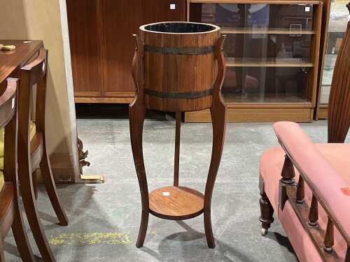 Timber jardini&egrave;re plant stand