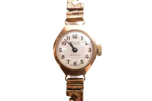 A vintage Avia Swiss ladies watch in 9 carat yellow gold