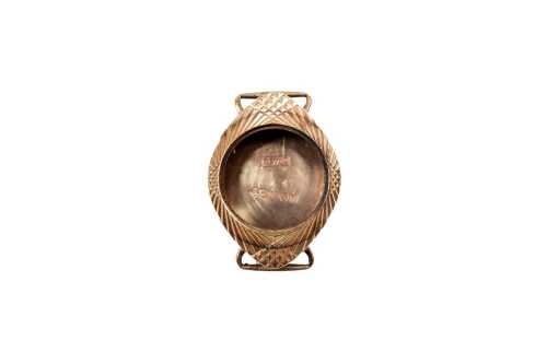 An empty watch case in 9 carat yellow gold