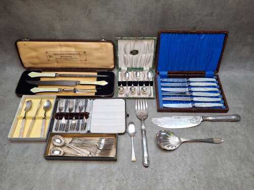 Cutlery including carving set
