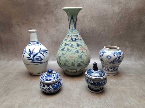 Chinese ceramic vases and canisters, mainly blue and white