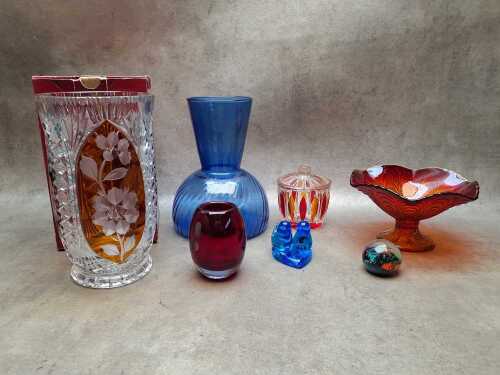 Coloured art glass pieces, including Whitefriars ovoid red bud vase