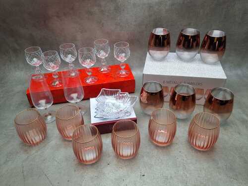 Collection of mainly boxed drinkware including metallic tumblers, pink ribbed tumblers