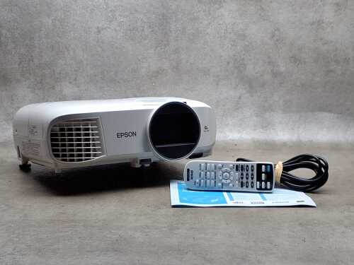 Epson EH-TW5600 Full HD 3D home theatre projector, boxed with leads