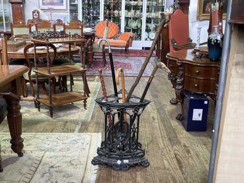Cast iron corner umbrella holder