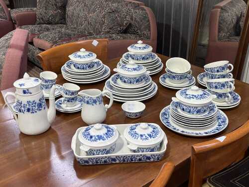 Pillivuyt 'Country Style' blue and white porcelain dinner setting for six