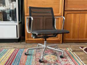 Eames Aluminium Group Management desk chair