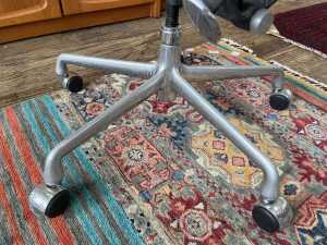 Eames Aluminium Group Management desk chair - 5