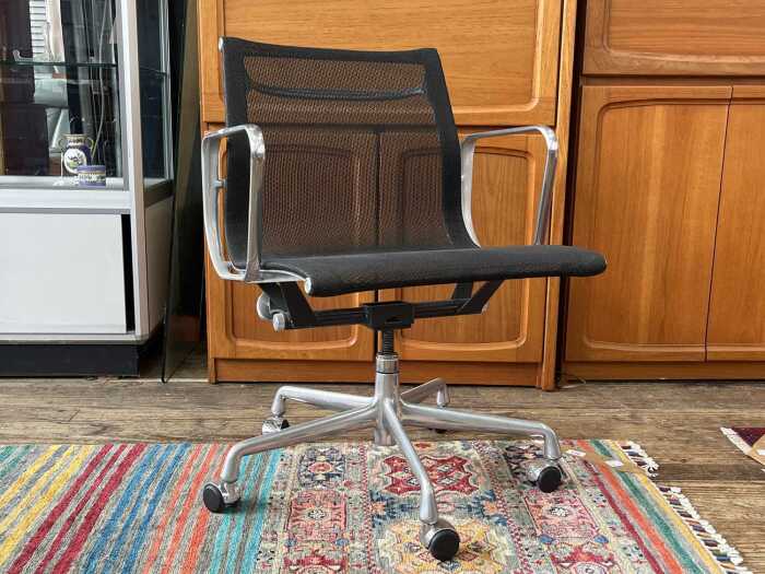 Eames Aluminium Group Management desk chair