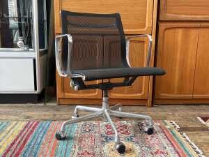 Eames Aluminium Group Management desk chair