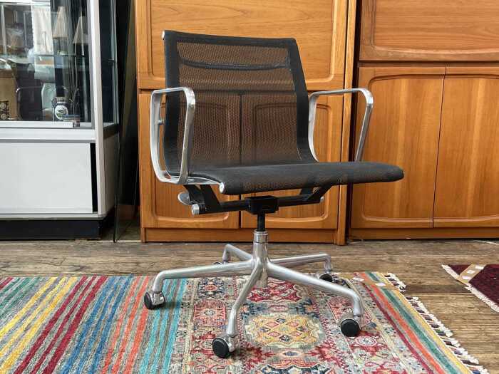 Eames Aluminium Group Management desk chair