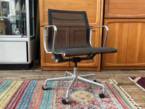 16B · Eames Aluminium Group Management desk chair