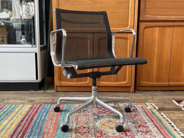 Eames Aluminium Group Management desk chair