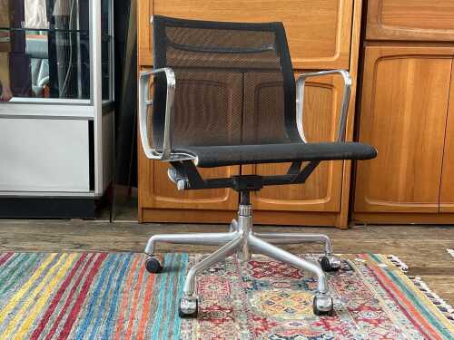16D · Eames Aluminium Group Management desk chair