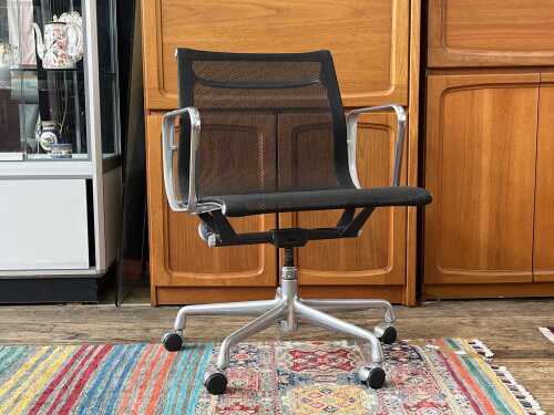 16F · Eames Aluminium Group Management desk chair