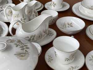 Royal Doulton 'Yorkshire Rose' porcelain dinner setting for six with servingware - 2
