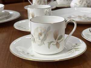 Royal Doulton 'Yorkshire Rose' porcelain dinner setting for six with servingware - 3