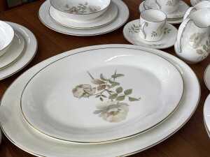 Royal Doulton 'Yorkshire Rose' porcelain dinner setting for six with servingware - 5