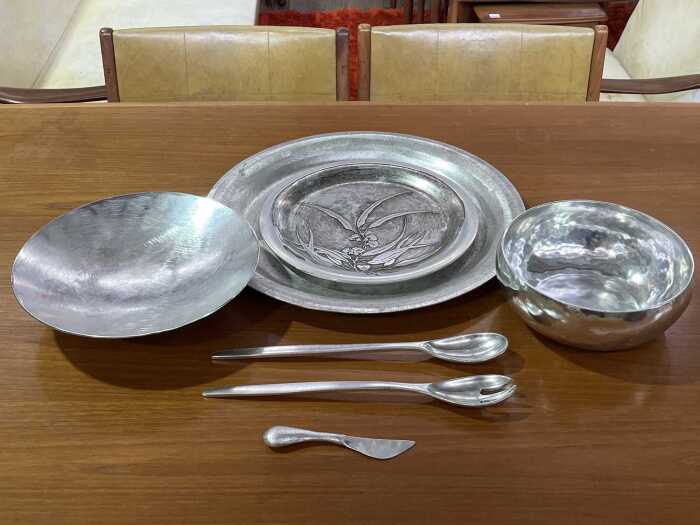 Don Shiel aluminium servingware 1980, including platters, salad servers, etc.
