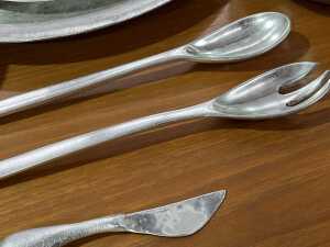 Don Shiel aluminium servingware 1980, including platters, salad servers, etc. - 4