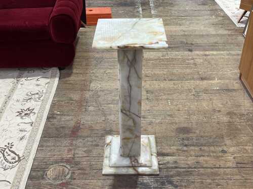 Onyx pedestal
