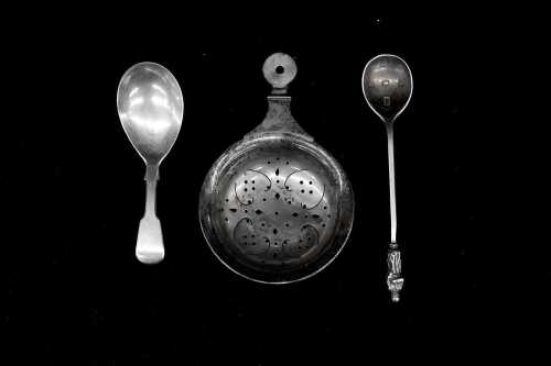Three English sterling silver pieces, weight 81g