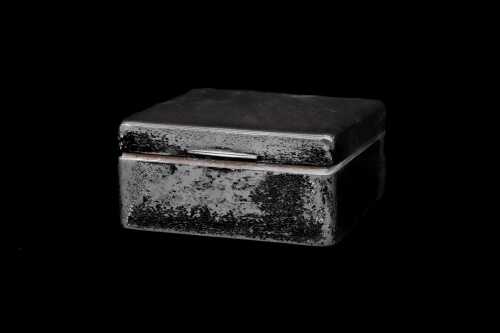 English sterling silver cigarette box with cedar lining, total weight 264g