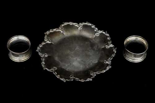 Egyptian 900 silver dish (144g) and pair of German 800 silver napkin rings (18g)