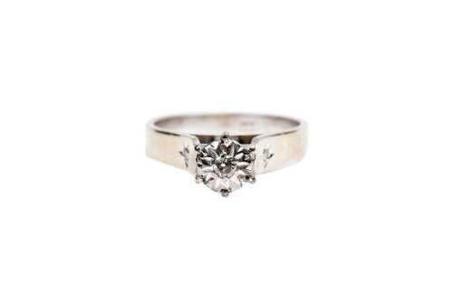 A vintage diamond ring in 18 carat white gold
