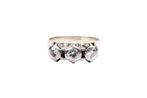 A vintage diamond trilogy ring in 18 carat white gold