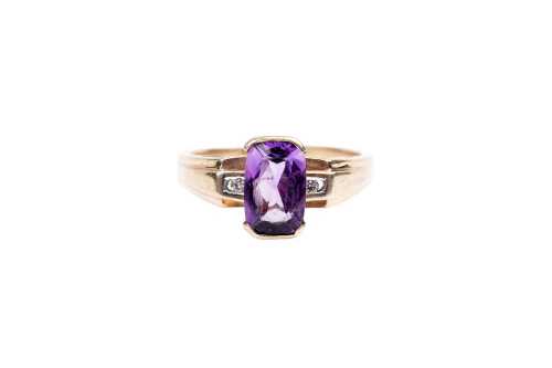 An amethyst and diamond ring in 9 carat yellow gold