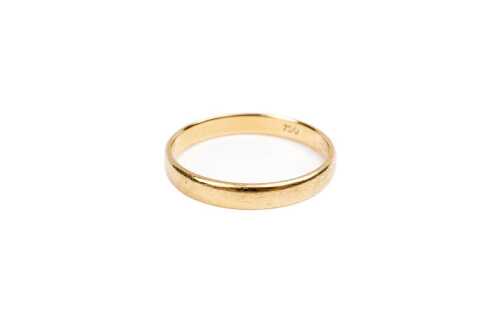 A wedding band in 18 carat yellow gold
