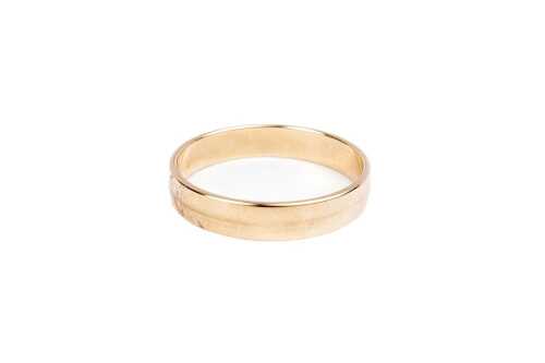 A wedding band in 9 carat yellow gold