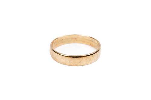 A band in 9 carat yellow gold