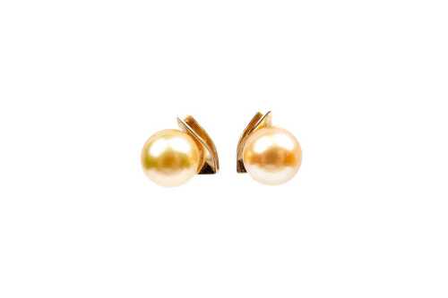 A pair of golden South sea pearl earrings in 14 carat yellow gold