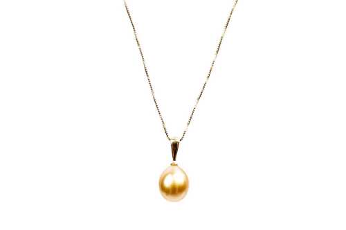 A golden South Sea pearl necklace in 14 carat yellow gold