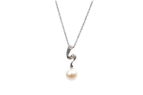 An Effy brand pearl and diamond necklace in 14 carat white gold