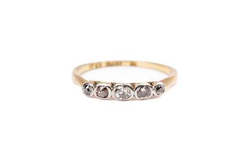 A antique diamond ring in 18 carat yellow gold and platinum