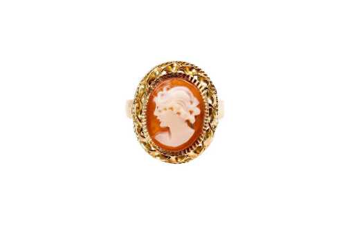 A vintage cameo ring in 14 carat yellow gold