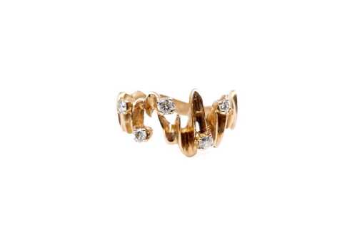 A diamond ring in 9 carat yellow gold