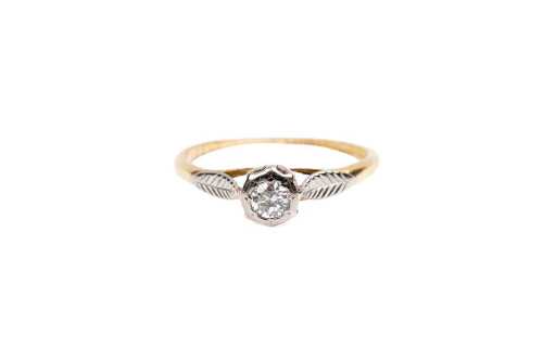 A vintage diamond ring in 18 carat yellow gold and platinum