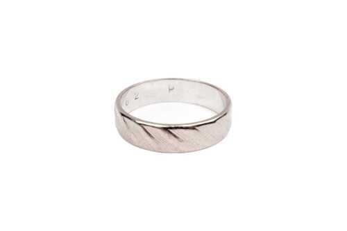 A vintage patterned band in 18 carat white gold