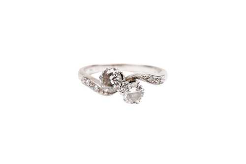 A vintage diamond ring in 18 carat white gold and platinum